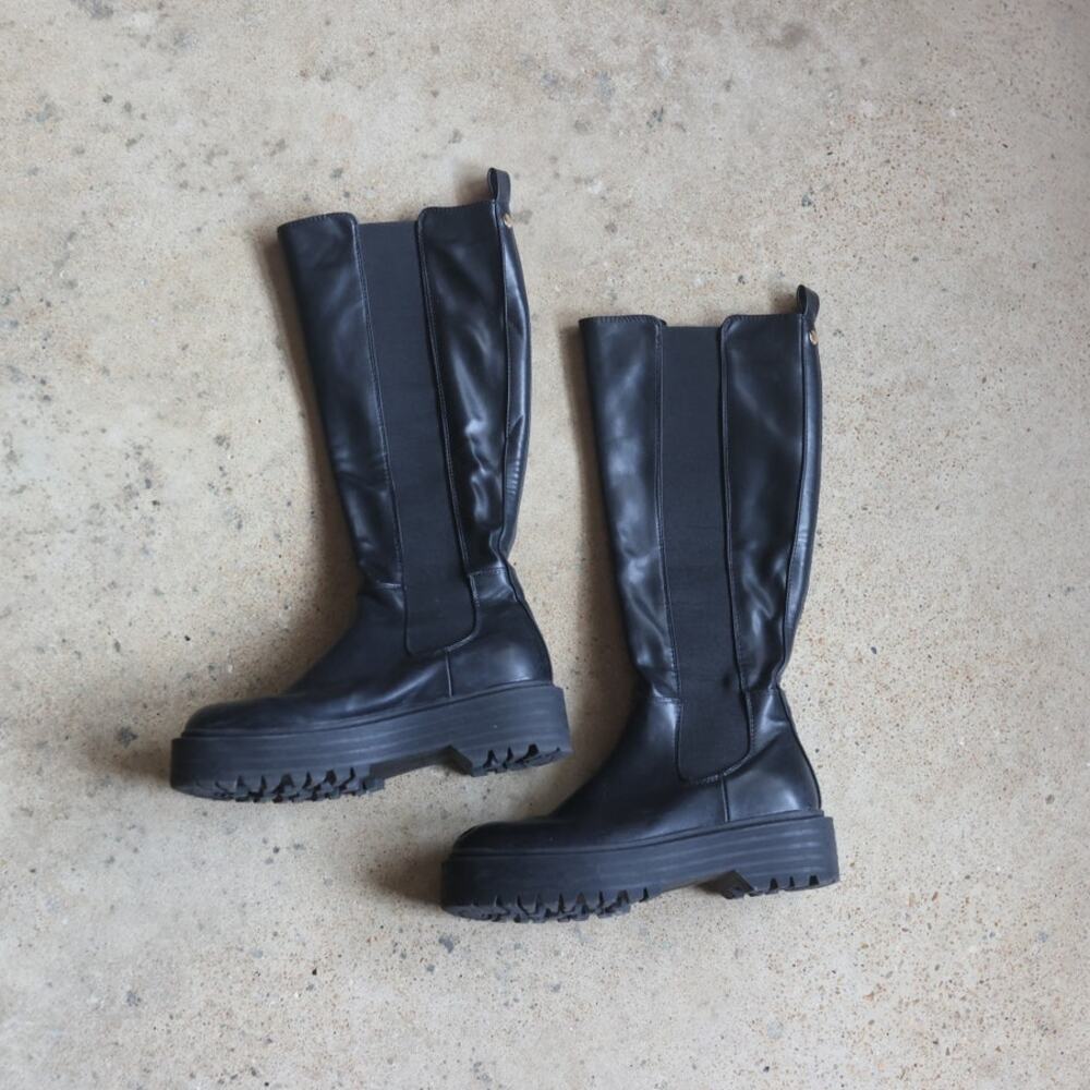 Azalea Wang Sue Black Chunky Lug Sole Tall Knee High Chelsea Boots Size 8 - Picture 2 of 5
